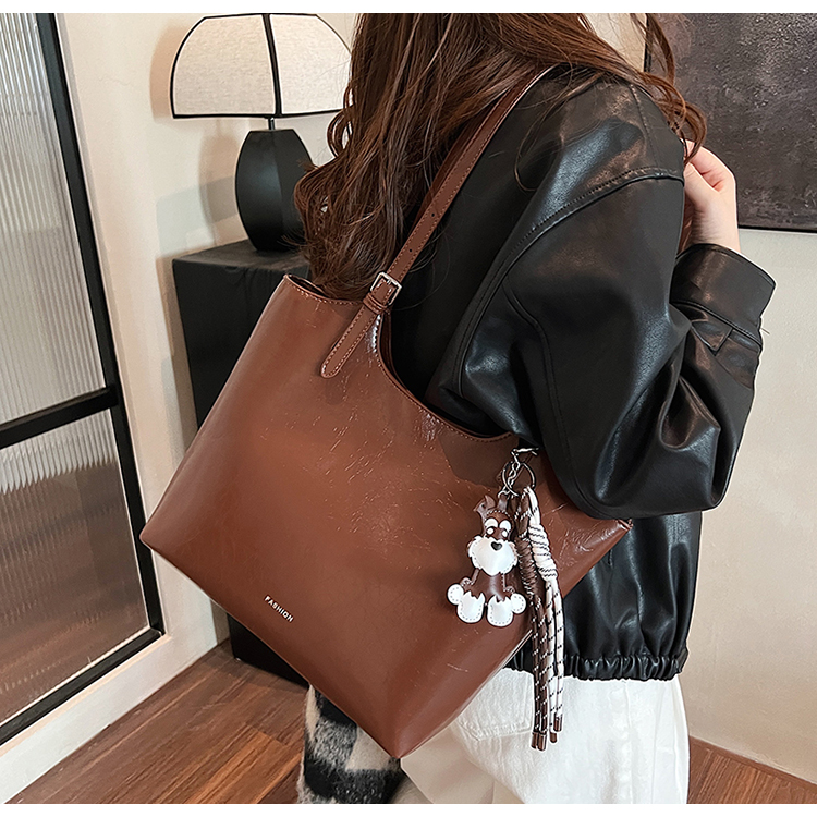Large capacity commuter tote bag