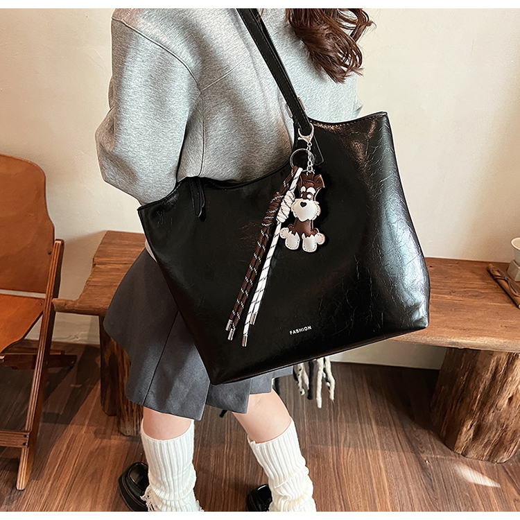 Large capacity commuter tote bag