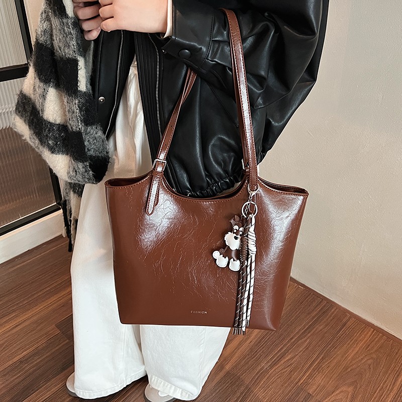 Large capacity commuter tote bag