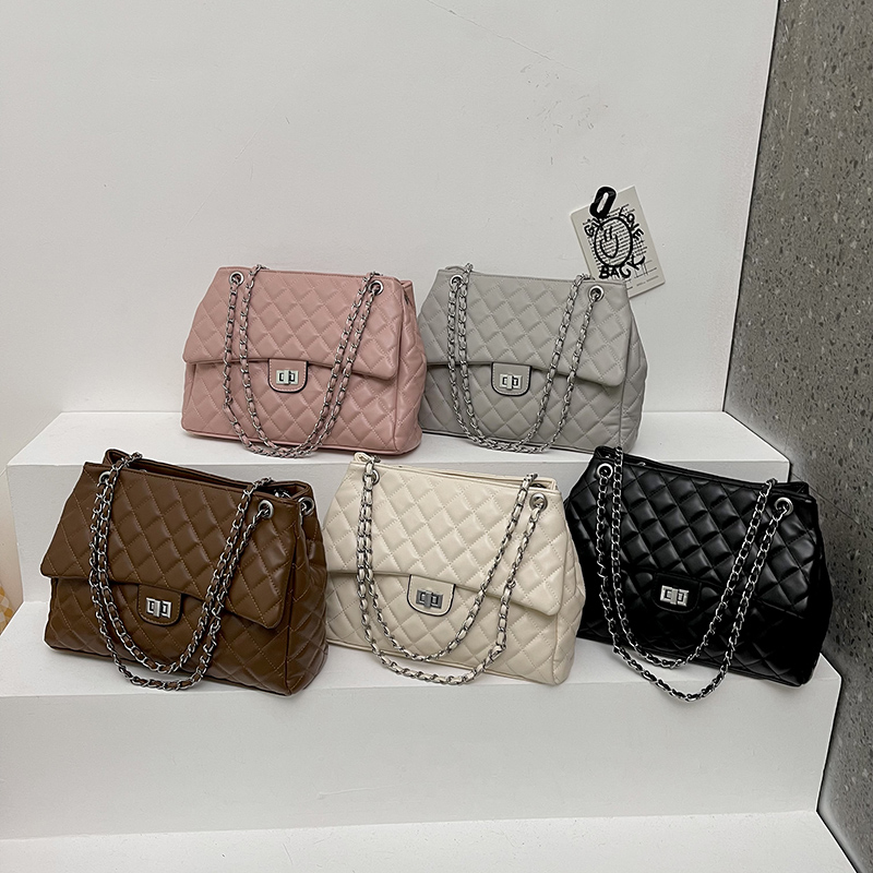 diamond chain shoulder bag